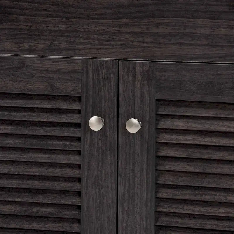 Almacenamiento tradicional de madera marrón oscuro para cocina