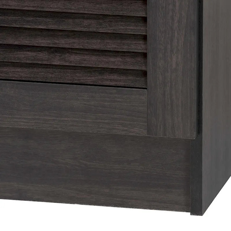 Almacenamiento tradicional de madera marrón oscuro para cocina
