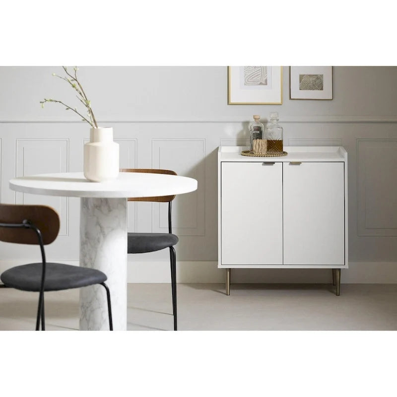 Weißer Akzentschrank mit goldenen Metallbeinen, Aufbewahrungsschrank mit 2 Türen für Eingangsbereich und Wohnzimmer