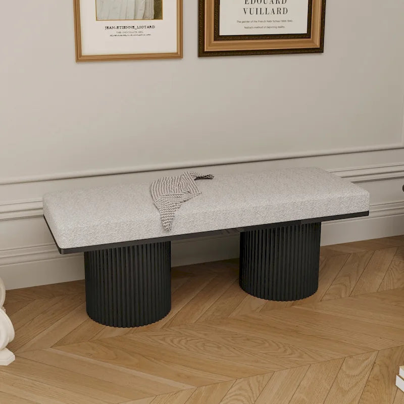 Banco tapizado con patas negras robustas, tela bouclé gris claro, estilo contemporáneo, para colocar al pie de la cama en el dormitorio o la sala de estar