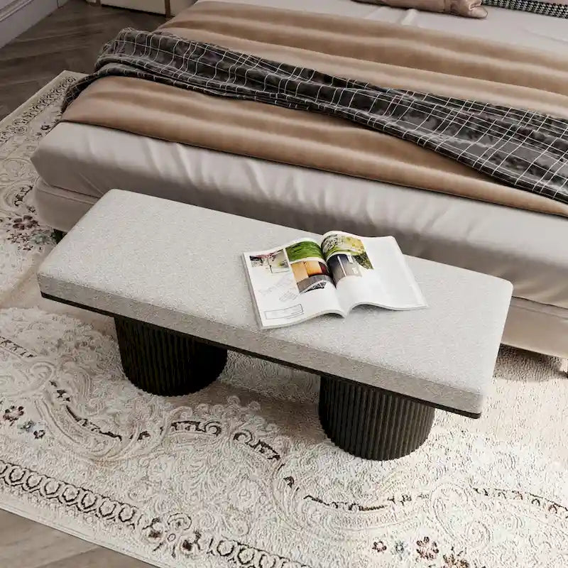 Banco tapizado con patas negras robustas, tela bouclé gris claro, estilo contemporáneo, para colocar al pie de la cama en el dormitorio o la sala de estar