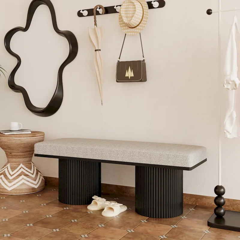 Banco tapizado con patas negras robustas, tela bouclé gris claro, estilo contemporáneo, para colocar al pie de la cama en el dormitorio o la sala de estar