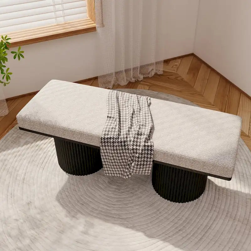 Banco tapizado con patas negras robustas, tela bouclé gris claro, estilo contemporáneo, para colocar al pie de la cama en el dormitorio o la sala de estar
