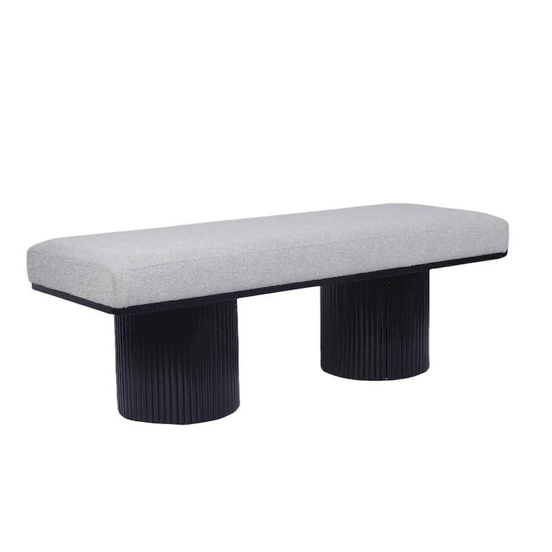 Banco tapizado con patas negras robustas, tela bouclé gris claro, estilo contemporáneo, para colocar al pie de la cama en el dormitorio o la sala de estar
