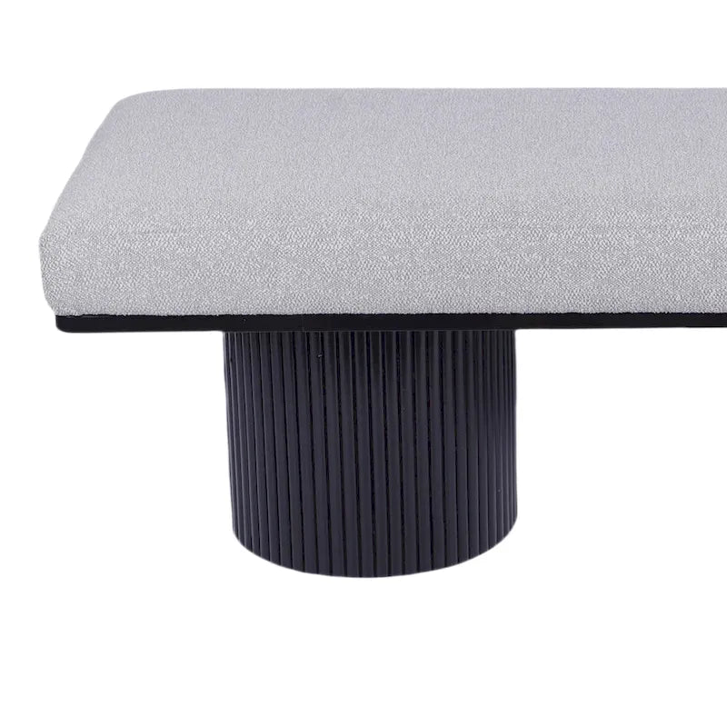 Banco tapizado con patas negras robustas, tela bouclé gris claro, estilo contemporáneo, para colocar al pie de la cama en el dormitorio o la sala de estar